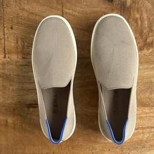 Rothy’s OG sneaker in Latte. Women’s 6.5